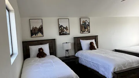 LARGE LODGE (8 people) / (Refundable Security Deposit Included in Avg. Nightly Rate) — image 5 of 5