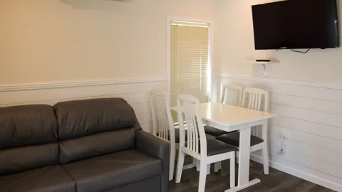Elite One Bedroom Cottage — image 2 of 11