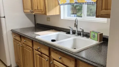 Logan Lodging - The Bee's Knees — image 2 of 10