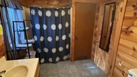 Deluxe Small Cabin — image 5 of 5