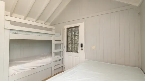 Country Cabin — image 5 of 5