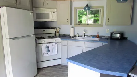 THE BLUE HERON - YEAR ROUND VACATION RENTAL — image 2 of 12
