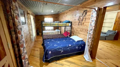 Cabin 16 — image 2 of 11