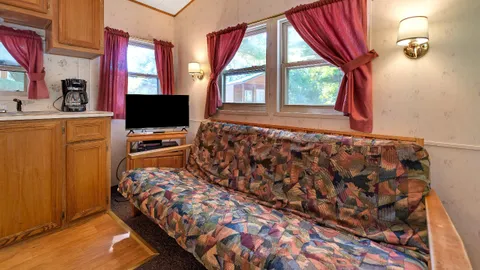 Retro Family Lodge — image 7 of 7