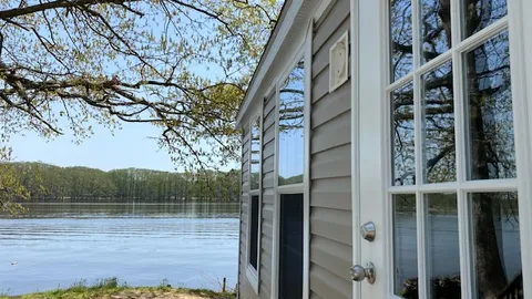 2 Bedroom Cottage Waterfront — image 2 of 4