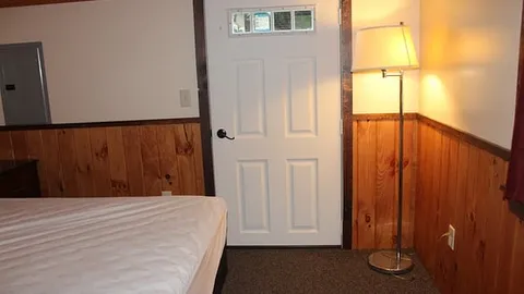 Modern Cabin — image 2 of 5