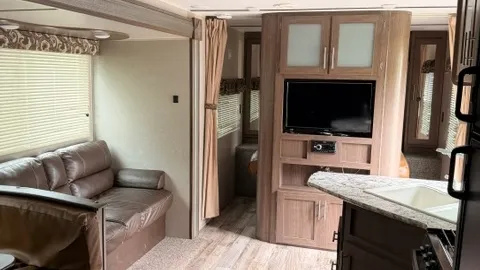Lg Travel Trailer Sleeps (6) — image 1 of 2