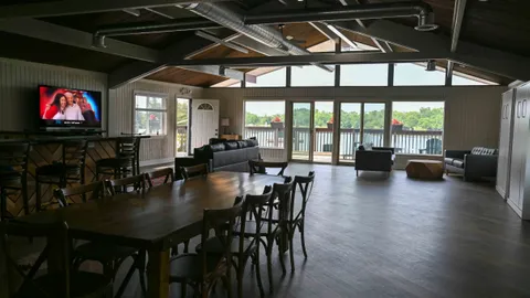 Chalet — image 2 of 11