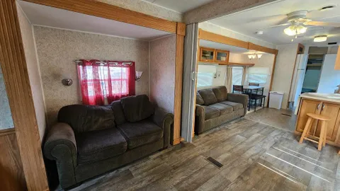 #11 Rental Trailer: Hyline  37’ — image 2 of 8