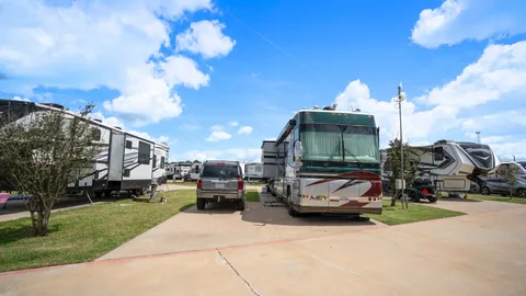 Pull-Through Super RV Site — image 2 of 4