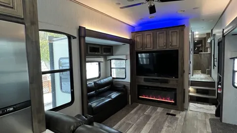 Fifth Wheel RV Rental — image 3 of 3