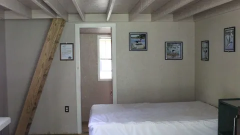 Small Cabin — image 5 of 5