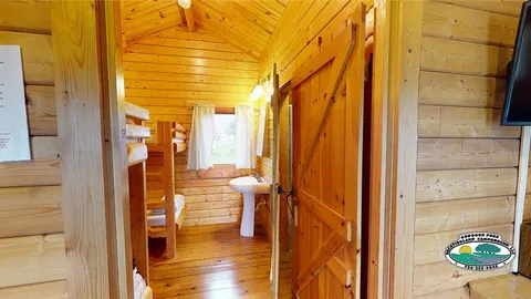 Deluxe cabin — image 2 of 6