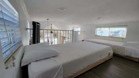 Keys Cottage with Sleeping Loft Sleeps 7 — image 5 of 5