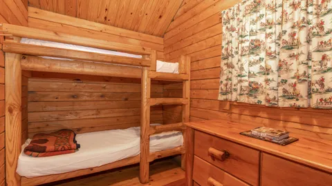 Barebones Cabin — image 10 of 10