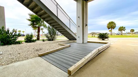 Large Beach Bungalow — image 14 of 14