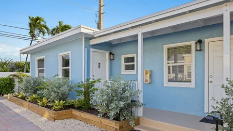 Large Motel Suite with 1 Queen, Sleep Sofa Kitchenette Sleeps 2 — image 1 of 5