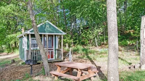 Green Camping Cabin — image 2 of 5