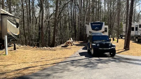 85' Wooded Back In/FHU 30/50amp - Long Term — image 1 of 1