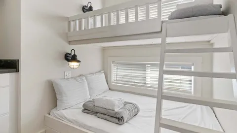 Inland Deluxe Cottage - 2 Bdrm — image 8 of 8
