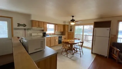 Lakeside Vacation Rental — image 6 of 6