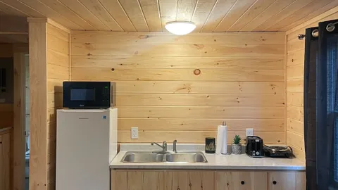 One Bedroom Cabin — image 8 of 8