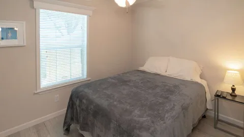 Standard Rental 1 Bedroom — image 2 of 9