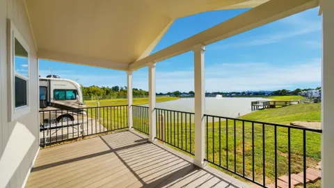 1 Bedroom Deluxe Park Model Lakefront — image 1 of 5