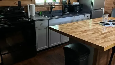 1 Bedroom 1 bath , kitchen , living space — image 7 of 7