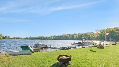 Lake-Front Cottage — image 2 of 9