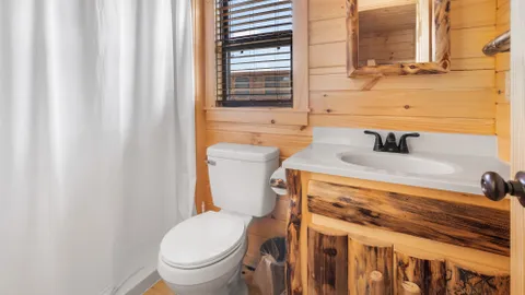 Cranberry Cottage w/covered porch — image 2 of 5