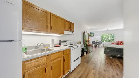 King w/Kitchenette — image 5 of 5