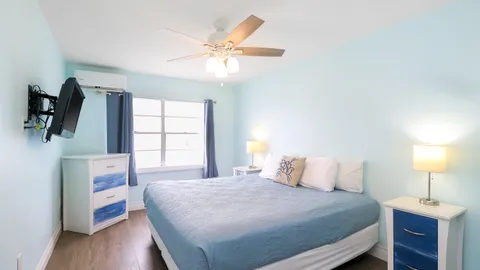 Large 2 Bedroom Cottage - 1 King / 1 Queen — image 2 of 5