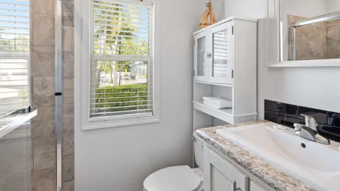 Waterfront Keys Cottage Sleeps 4 — image 10 of 10