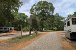 Blackbird's Hideaway Resorts and Graceville Campground – photo 4
