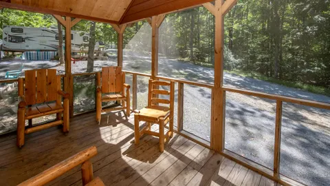Yogi Bear Family Lodge 10-Person — image 2 of 15