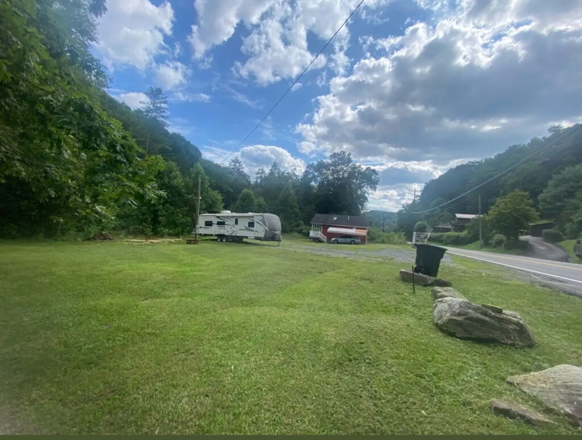 Yogi's RV Retreat and Nature Suites - Summersville