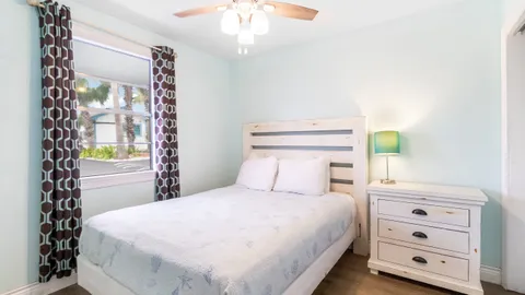 Small 2 Bedroom Cottage - 1 Queen / 2 Twin Beds — image 2 of 5