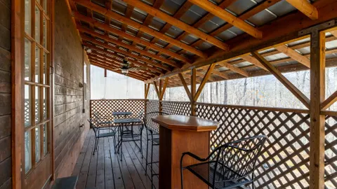 Mtn View Cabin w/Screened in Porch — image 2 of 6
