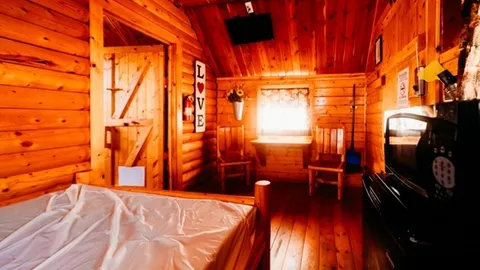 Rustic 2-Room Cabin — image 1 of 7