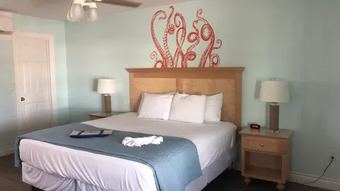 Standard Hotel Room - 1 King Bed — image 3 of 3