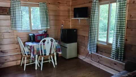Small Cabin — image 2 of 6