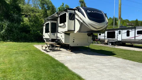 Full Hookup Hillside RV Site — image 1 of 1
