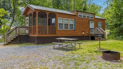 Yogi Bear Lakeside Family Lodge — image 1 of 16
