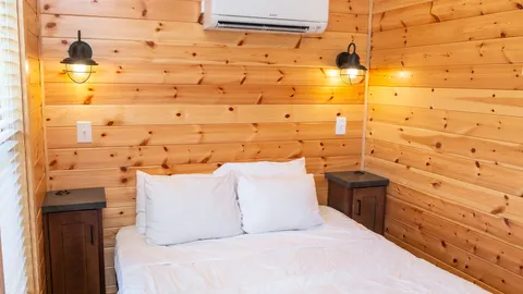 Willow Cabin — image 2 of 10