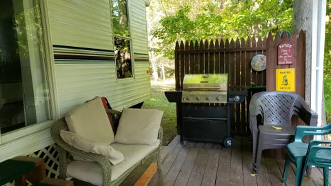 Deluxe Trailer Rental - Sleeps 6 — image 2 of 12
