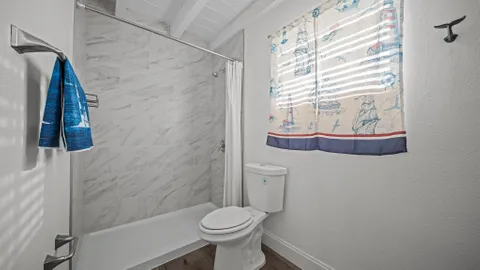 Captain's Suite - 2 Bedroom with Full Kitchen Sleeps 6 — image 2 of 10