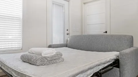 Waterview Deluxe Cottage - 1 Bdrm — image 2 of 9