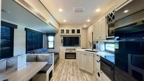 RV Rental 2BR/2BA - Pet-Friendly 6 Guests — image 2 of 15