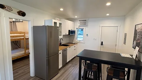 Renovated Beachfront Cabin C — image 7 of 7